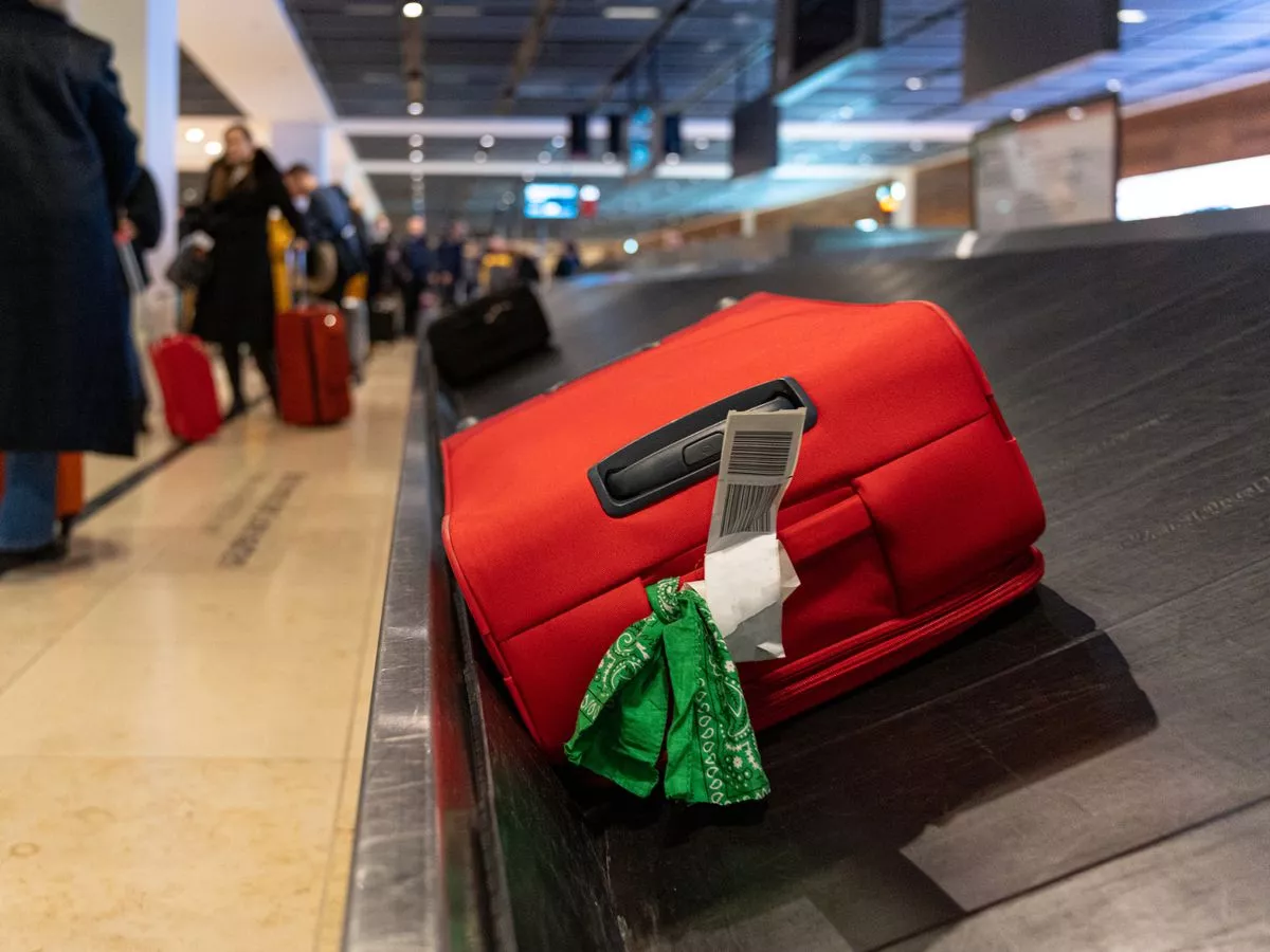 Red ribbon luggage meaning